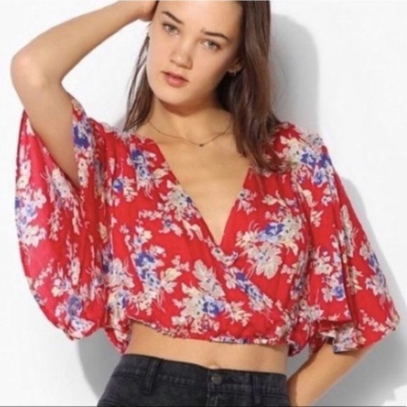 Urban Outfitters flutter floral sleeve crop blouse - Picture 1 of 6